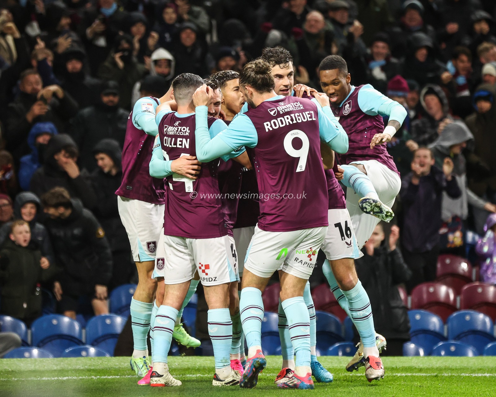 Connor Roberts of Burnley celebrates his goal to make it 1-1 during the Sky Bet Championship match Burnley vs Middlesbrough at Turf Moor, Burnley, United Kingdom, 6th December 2024

(Photo by Alfie Cosgrove/News Images)