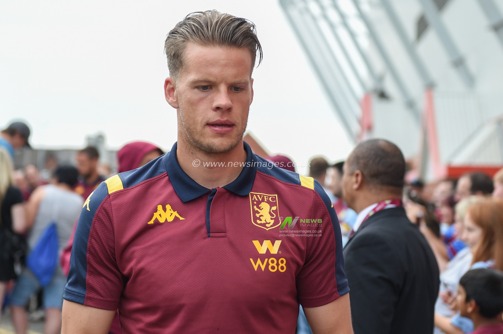 27th August 2019 , Gresty Road, Crewe, England; Carabao Cup Football, Second Round, Crewe Alexandrea vs Aston Villa ;  Ã˜rjan Nyland (25) of Aston Villa arrives at the Alexandra Stadium


Credit: Richard Long/News Images

English Football League images are subject to DataCo Licence