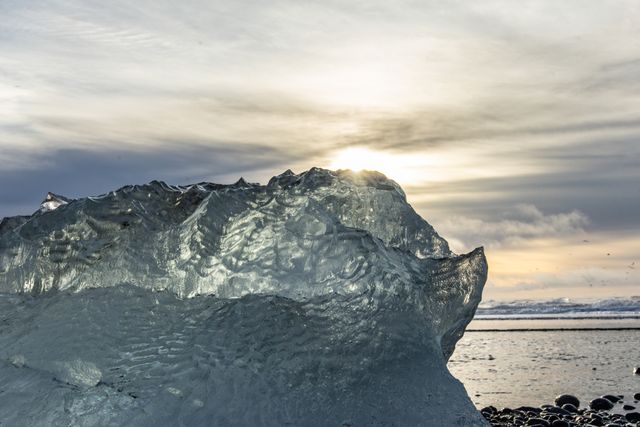 Small Iceberg's washed up on Diamond Beach that float down the river from JÃ¶kulsÃ¡rlÃ³n Glacial Lake , JÃ¶kulsÃ¡rlÃ³n, Iceland, 25th March 2025

(Photo by Alfie Cosgrove/News Images)