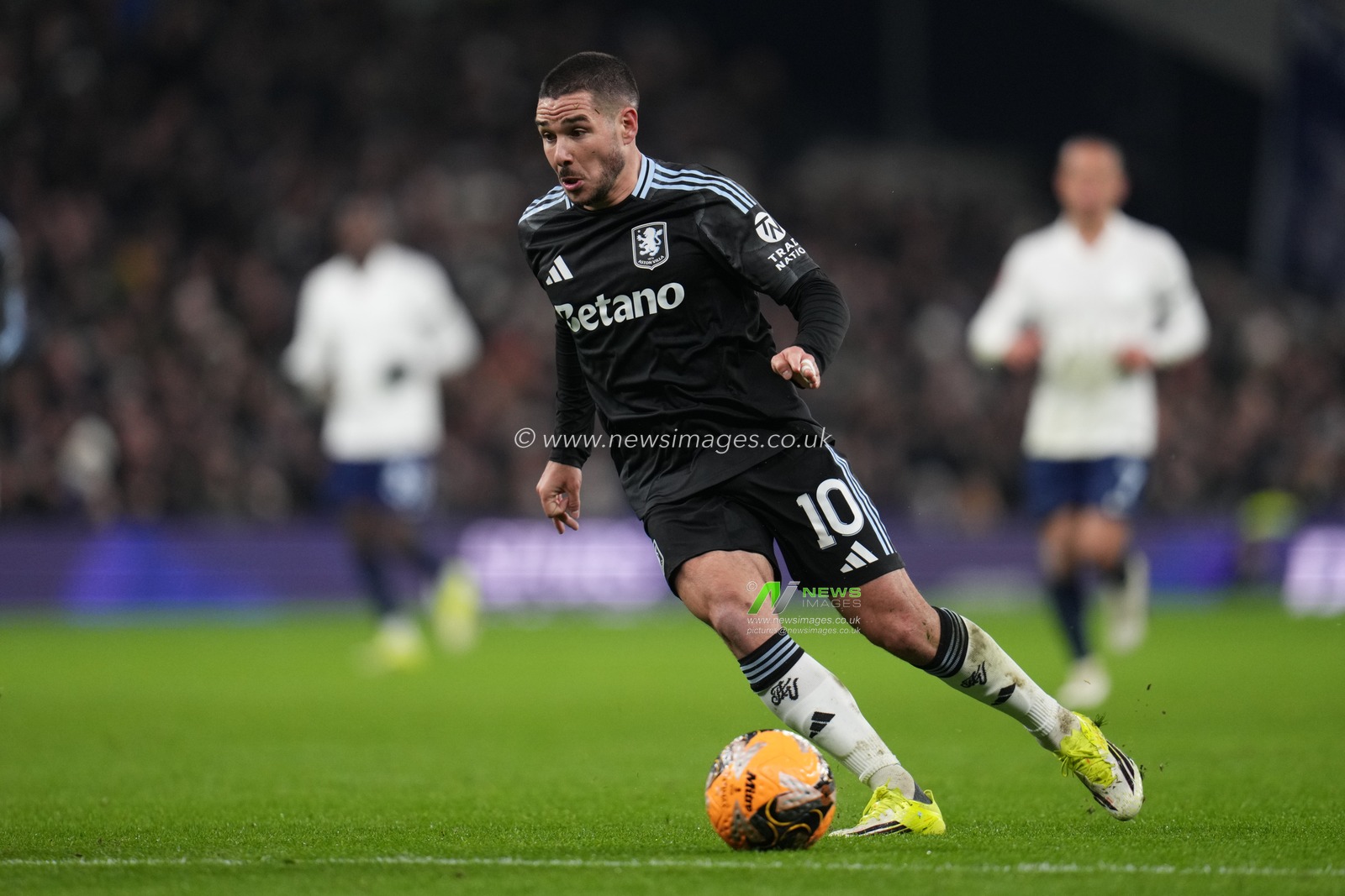 Emiliano Buendia of Aston Villa on the ball during the Emirates FA Cup Third Round match Tottenham Hotspur vs Aston Villa at Tottenham Hotspur Stadium, London, United Kingdom, 10th January 2026

(Photo by Harvey Murphy/News Images)