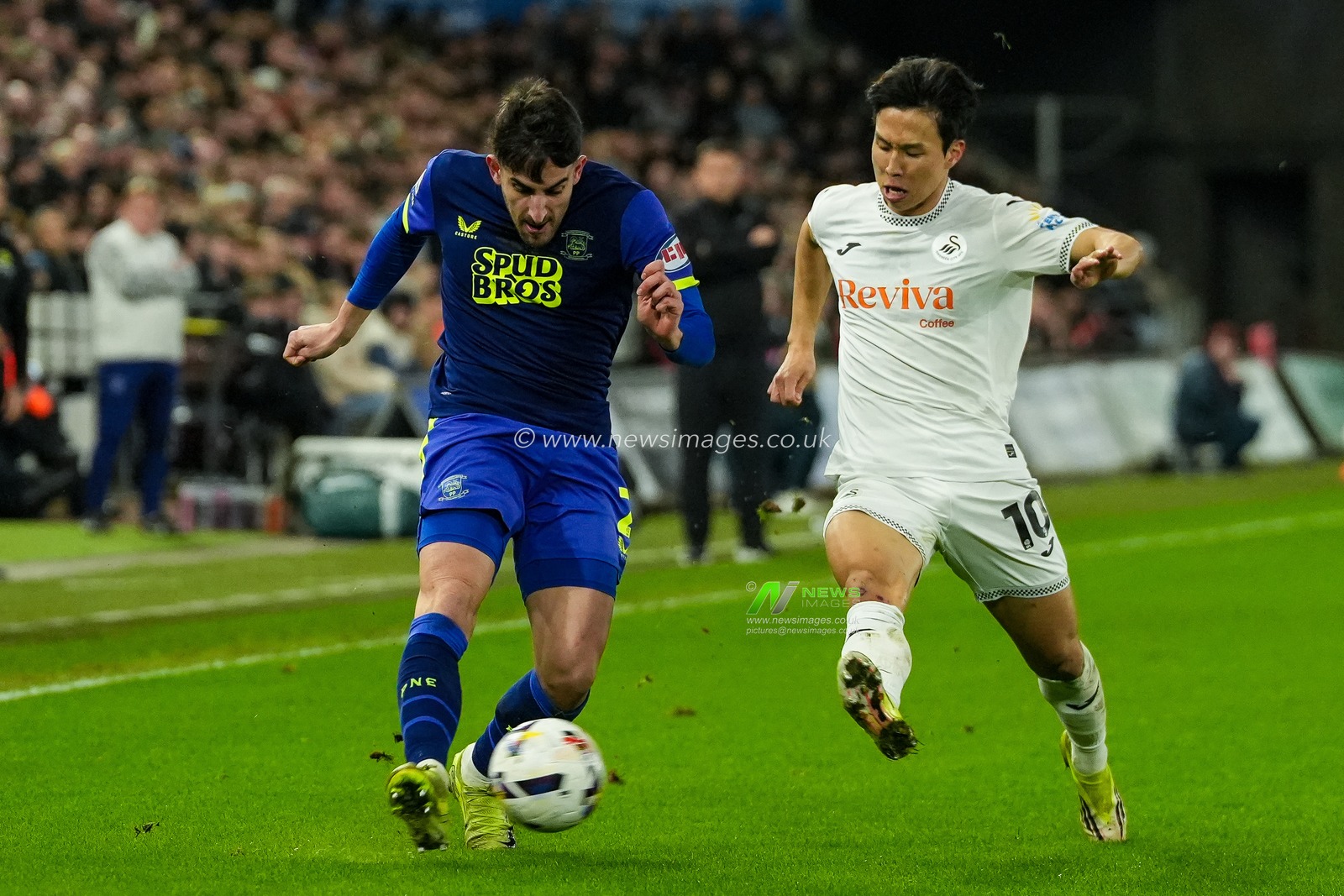 Pol Valentin of Preston North End under pressure from Eom Ji-Sung of Swansea City during the Sky Bet Championship match Swansea City vs Preston North End at Swansea.com Stadium, Swansea, United Kingdom on 24 February 2026

(Photo by Andrew Lewis/News Images)