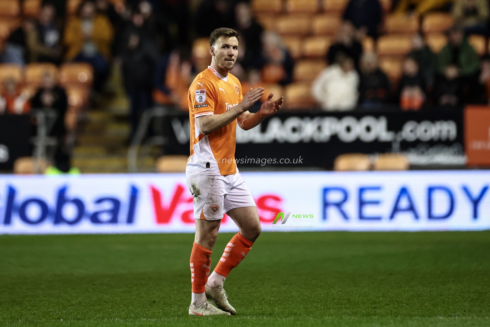 Lee Evans of Blackpool applauds the fans during the Sky Bet League 1 match Blackpool vs Reading at Bloomfield Road, Blackpool, United Kingdom, 1st April 2025

(Photo by Mark Cosgrove/News Images)