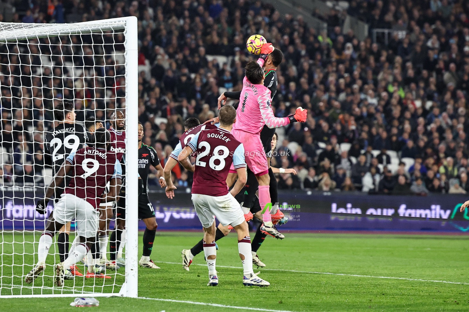 Åukasz FabiaÅ„ski of West Ham United catches Gabriel of Arsenal on the head, penalty given during the Premier League match West Ham United vs Arsenal at London Stadium, London, United Kingdom, 30th November 2024

(Photo by Mark Cosgrove/News Images)