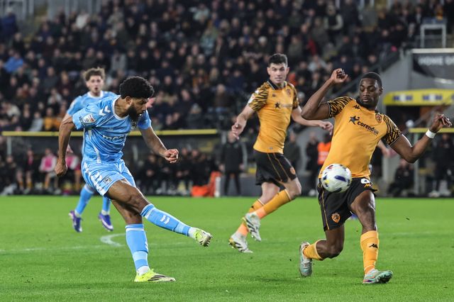 Ellis Simms of Coventry City shoots on goal during the Sky Bet Championship match Hull City vs Coventry City at MKM Stadium, Hull, United Kingdom on 06 April 2026

(Photo by Mark Cosgrove/News Images)