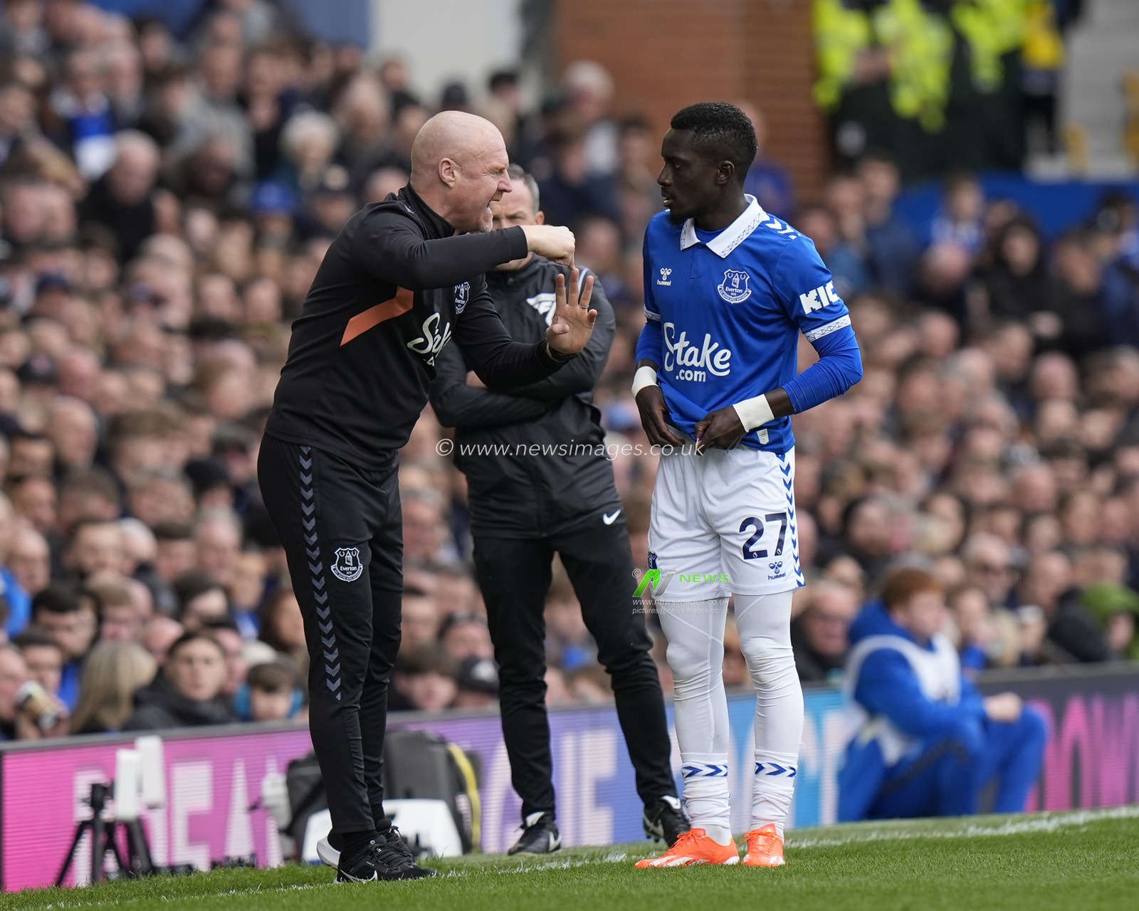 Sean Dyche manager of Everton speaks with Idrissa Gueye of Everton during the Premier League match Everton vs Nottingham Forest at Goodison Park, Liverpool, United Kingdom, 21st April 2024

(Photo by Steve Flynn/News Images)