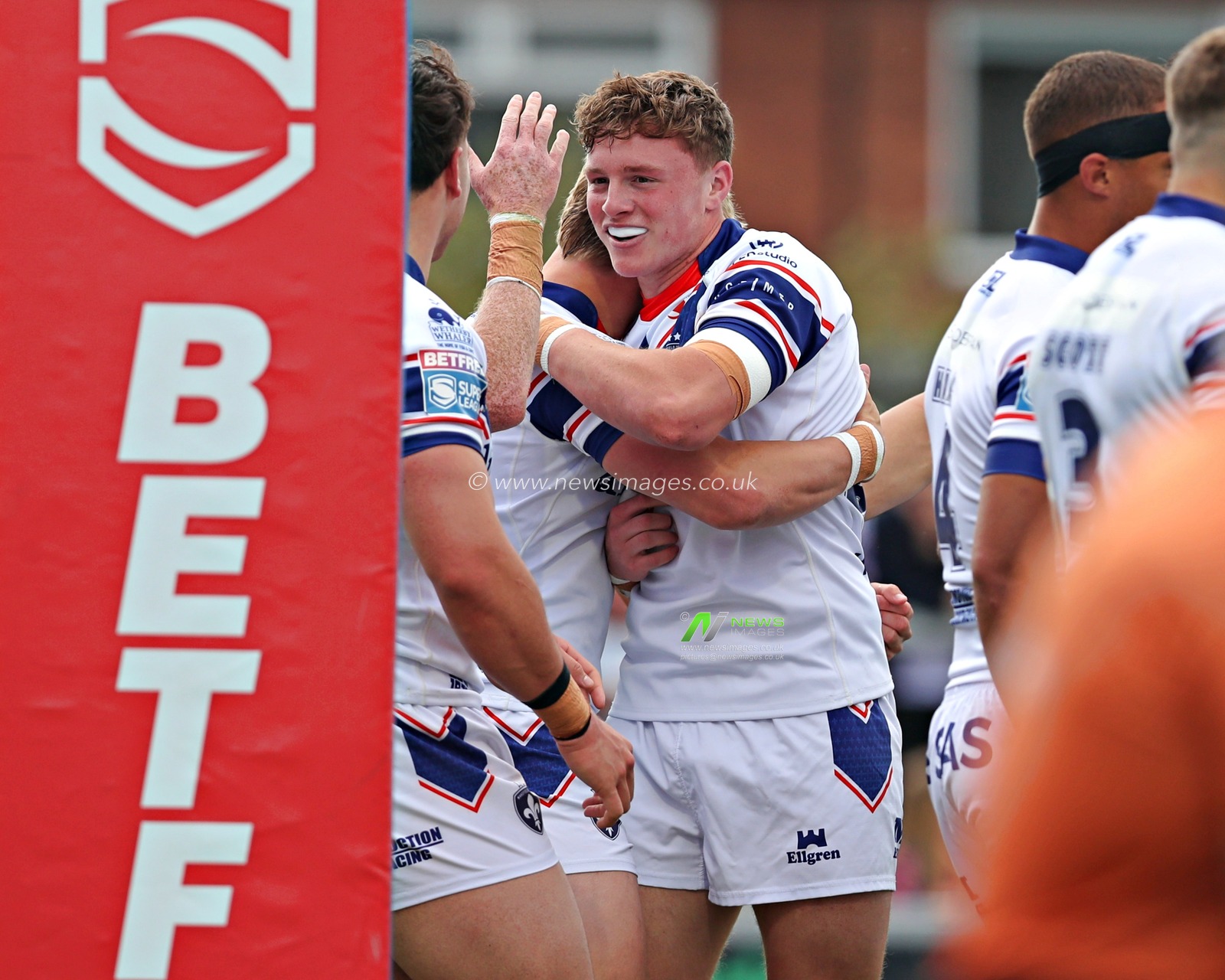 Ellis Lingard of Wakefield Trinity celebrates his try during the Betfred Super League match Wakefield Trinity vs Salford Red Devils at DIY Kitchens Stadium, Wakefield, United Kingdom, 25th May 2025

(Photo by Sam Eaden/News Images)