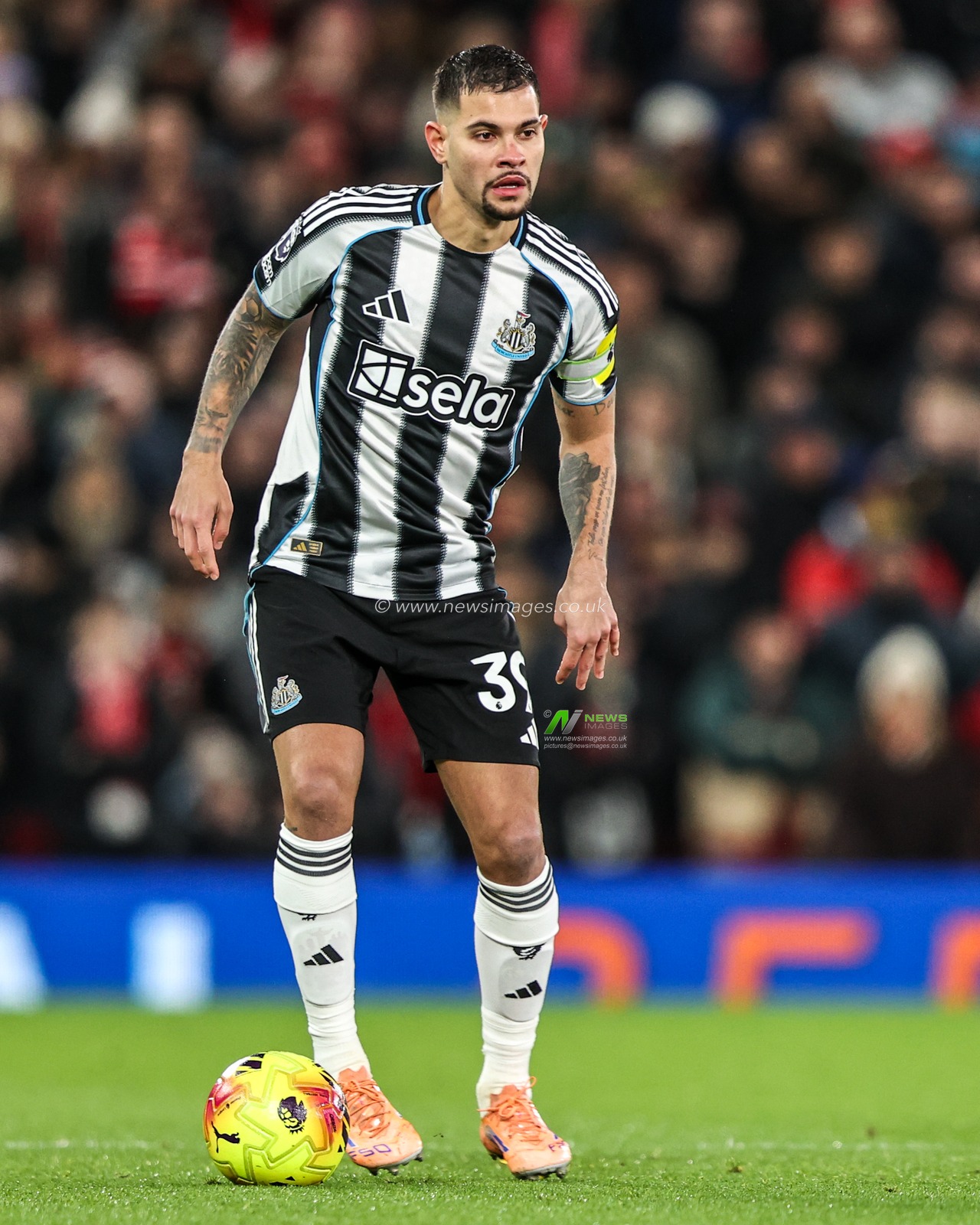 Bruno Guimaraes of Newcastle United during the Premier League match Manchester United vs Newcastle United at Old Trafford, Manchester, United Kingdom, 26th December 2025

(Photo by Alfie Cosgrove/News Images)

*** GER AUT SUI OUT ***