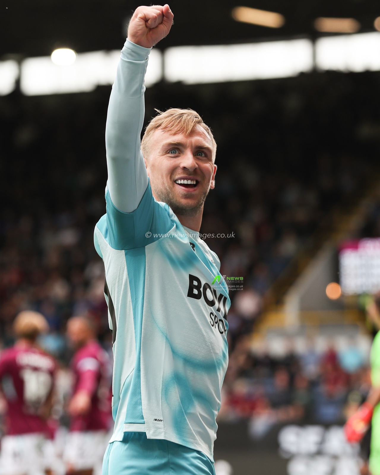 Jarrod Bowen of West Ham United celebrates Ollie Scarles of West Ham United goal to make it 0-1 during the Sky Bet Championship match Burnley vs West Ham United at Turf Moor, Burnley, United Kingdom on 16 August 2026

(Photo by Jorge Horsted/News Images)