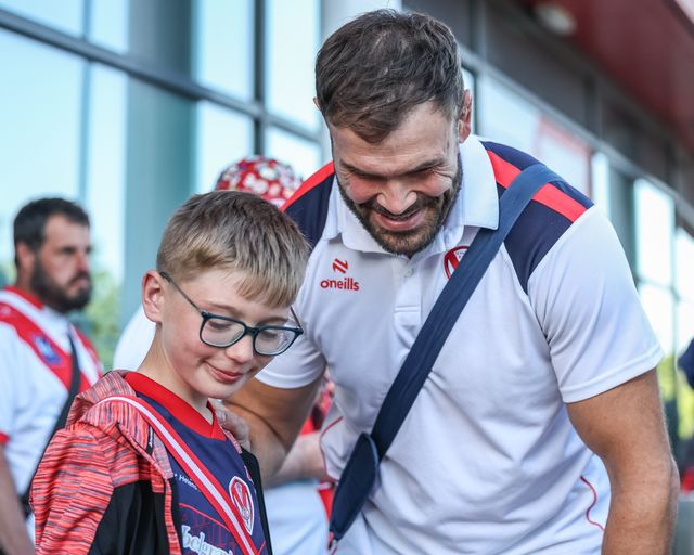 Alex Walmsley of St. Helens has a picture with a young fan during the Betfred Super League Round 11 match St Helens vs Catalans Dragons at Totally Wicked Stadium, St Helens, United Kingdom, 15th May 2025

(Photo by Mark Cosgrove/News Images)