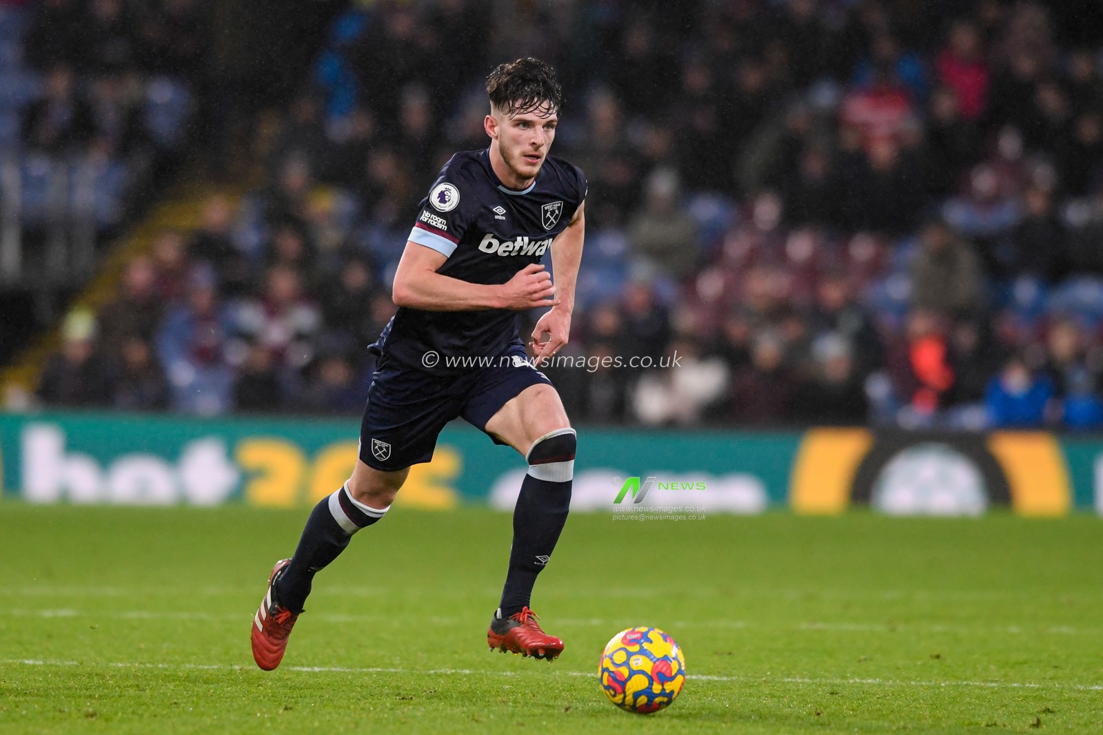 Declan Rice #41 of West Ham United runs forward with the ball