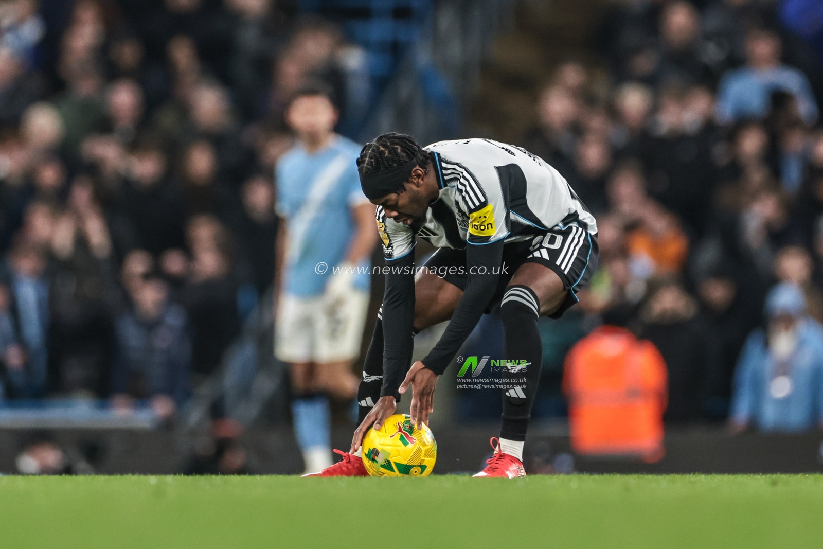 Anthony Elanga of Newcastle Untied returns the ball to the centre spot after scoring to make it 3-1 (5-1) during the Carabao Cup Semi-Final second leg match Manchester City vs Newcastle United at Etihad Stadium, Manchester, United Kingdom, 4th February 2026

(Photo by Mark Cosgrove/News Images)