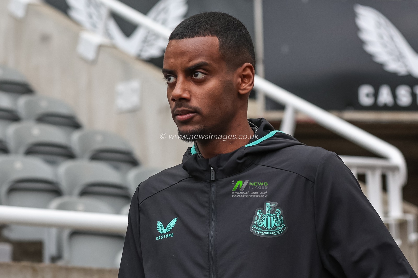 Alexander Isak of Newcastle United arrives during the Premier League match Newcastle United vs Everton at St. James's Park, Newcastle, United Kingdom, 2nd April 2024

(Photo by Mark Cosgrove/News Images)