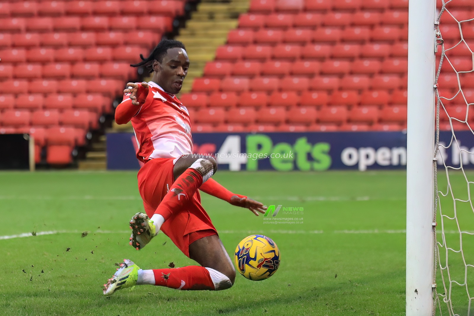 Devante Cole of Barnsley scores to make it 1-0 during the Sky Bet League 1 match Barnsley vs Bristol Rovers at Oakwell, Barnsley, United Kingdom, 13th January 2024

(Photo by Alfie Cosgrove/News Images)