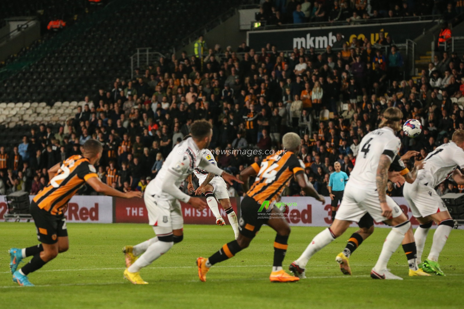 Lewis Baker #8 of Stoke City scores from a free kick during the Sky Bet Championship match Hull City vs Stoke City at MKM Stadium, Hull, United Kingdom, 13th September 2022

(Photo by David Greaves/News Images)