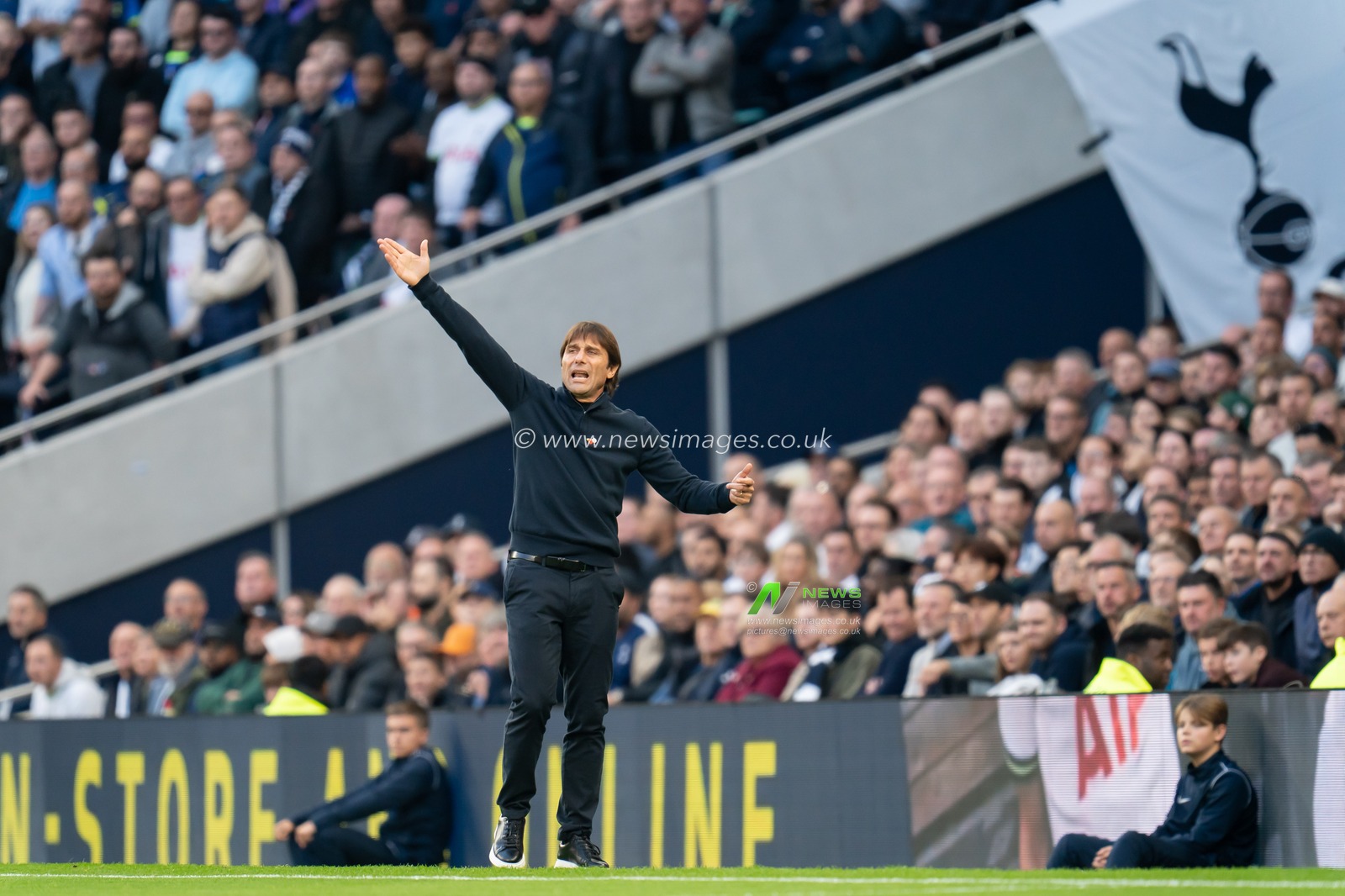 Antonio Conte Manager of Tottenham Hotspur during the Premier League match Tottenham Hotspur vs Leeds United at Tottenham Hotspur Stadium, London, United Kingdom, 12th November 2022

(Photo by Richard Washbrooke/News Images)