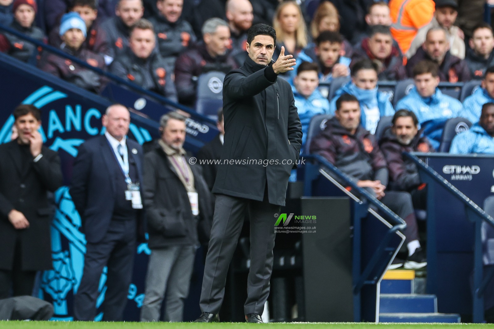 Mikel Arteta manager of Arsenal gives his team instructions during the Premier League match Manchester City vs Arsenal at Etihad Stadium, Manchester, United Kingdom, 31st March 2024

(Photo by Mark Cosgrove/News Images)