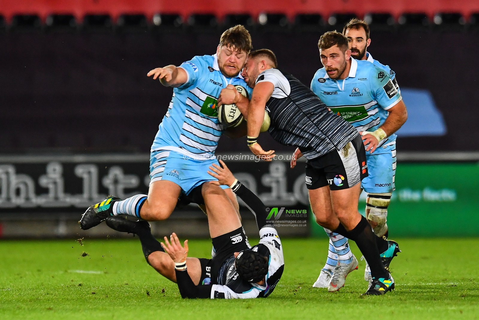 2nd November, Liberty Stadium , Swansea, Wales ; Guinness pro 14's Ospreys Rugby v Glasgow Warriors ;  Oli Kebble of Glasgow Warriors is tackled by Scott Otten of Ospreys

Credit: Craig Thomas/News Images
