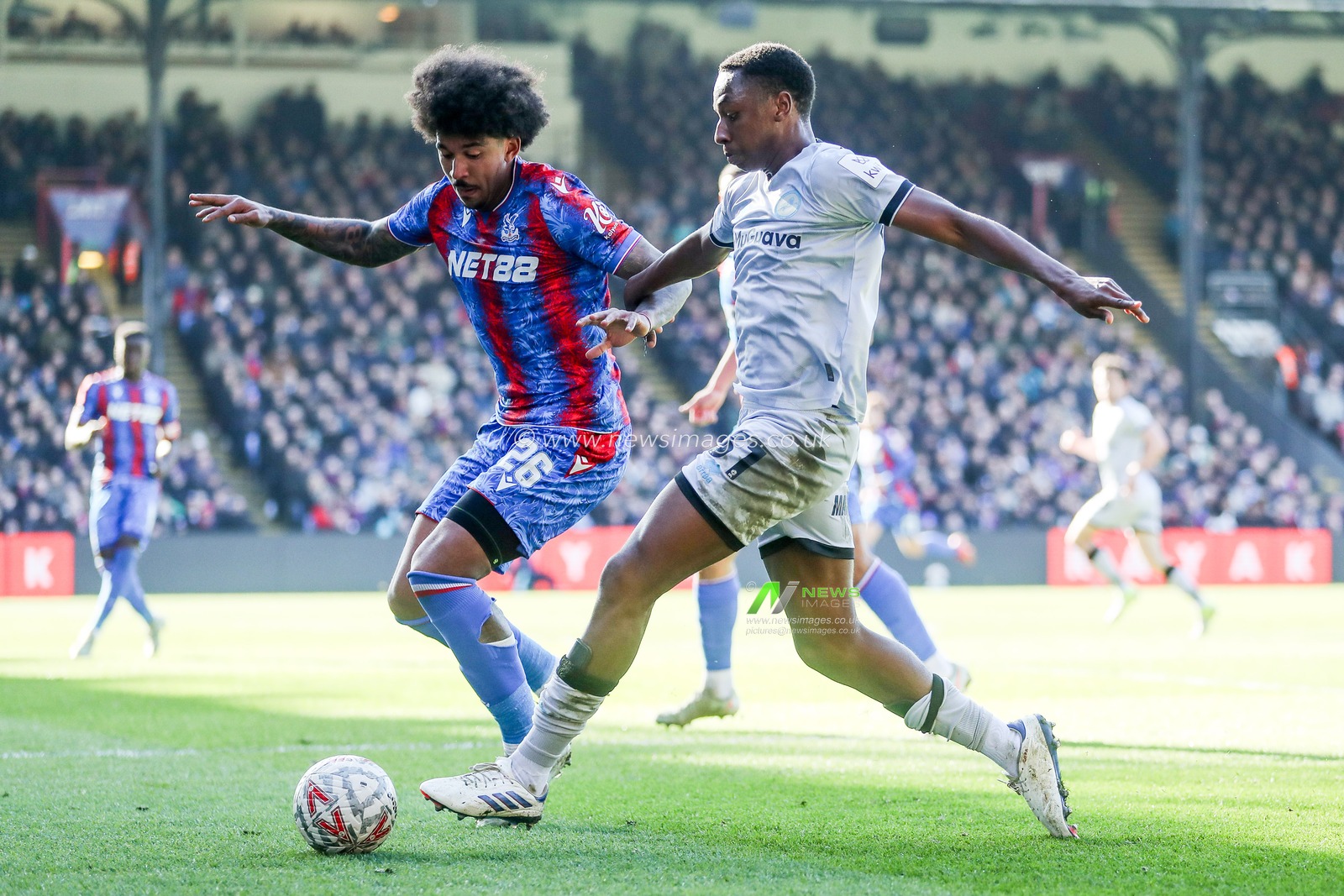 Chris Richards of Crystal Palace battles for the ball with Raees Bangura-Williams of Millwall during the Emirates FA Cup 5th Round match Crystal Palace vs Millwall at Selhurst Park, London, United Kingdom, 1st March 2025

(Photo by Izzy Poles/News Images)