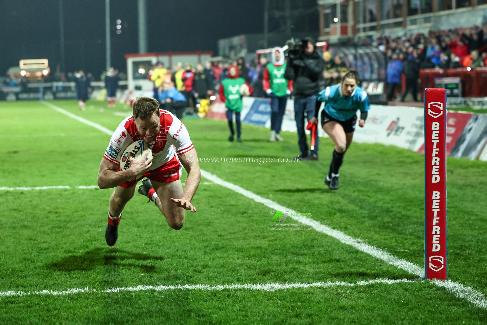 Joe Burgess of Hull KR goes over for a try during the Betfred Super League Round 1 match Hull KR vs Castleford Tigers at Sewell Group Craven Park, Kingston upon Hull, United Kingdom, 14th February 2025

(Photo by Mark Cosgrove/News Images)