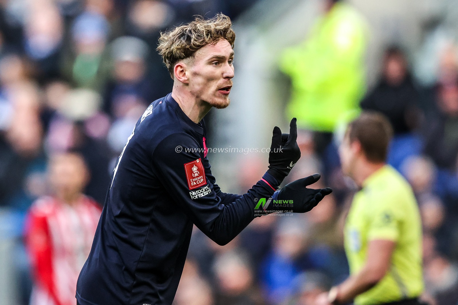 James Garner of Everton gives his team instructions during the Emirates FA Cup Third Round match Everton vs Sunderland at Hill Dickinson Stadium, Liverpool, United Kingdom, 10th January 2026

(Photo by Alfie Cosgrove/News Images)