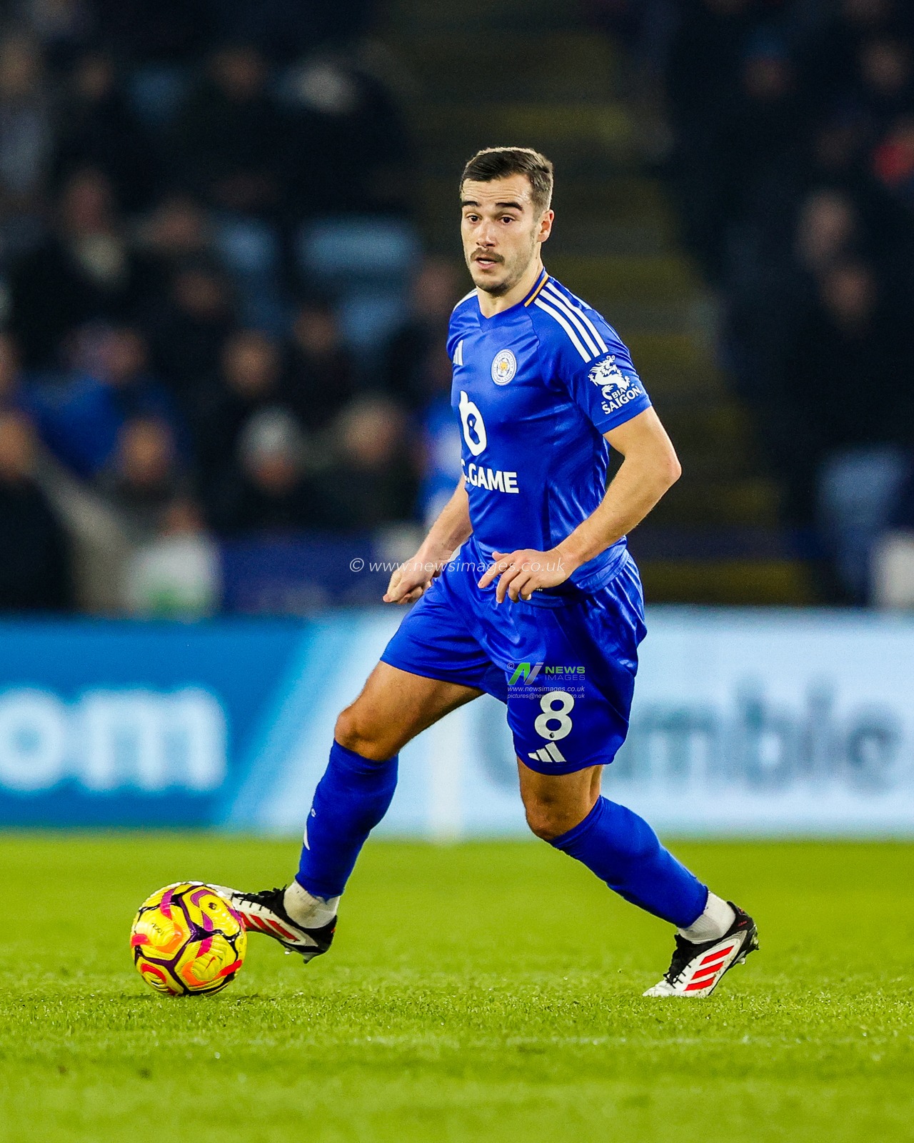 Harry Winks of Leicester City runs with the ball during the Premier League match Leicester City vs Crystal Palace at King Power Stadium, Leicester, United Kingdom, 15th January 2025

(Photo by Alfie Cosgrove/News Images)