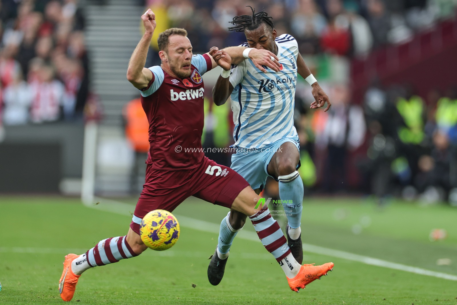 VladimÃ­r Coufal #5 of West Ham United tackles Anthony Elanga #21 of Nottingham Forest during the Premier League match West Ham United vs Nottingham Forest at London Stadium, London, United Kingdom, 12th November 2023

(Photo by Mark Cosgrove/News Images)