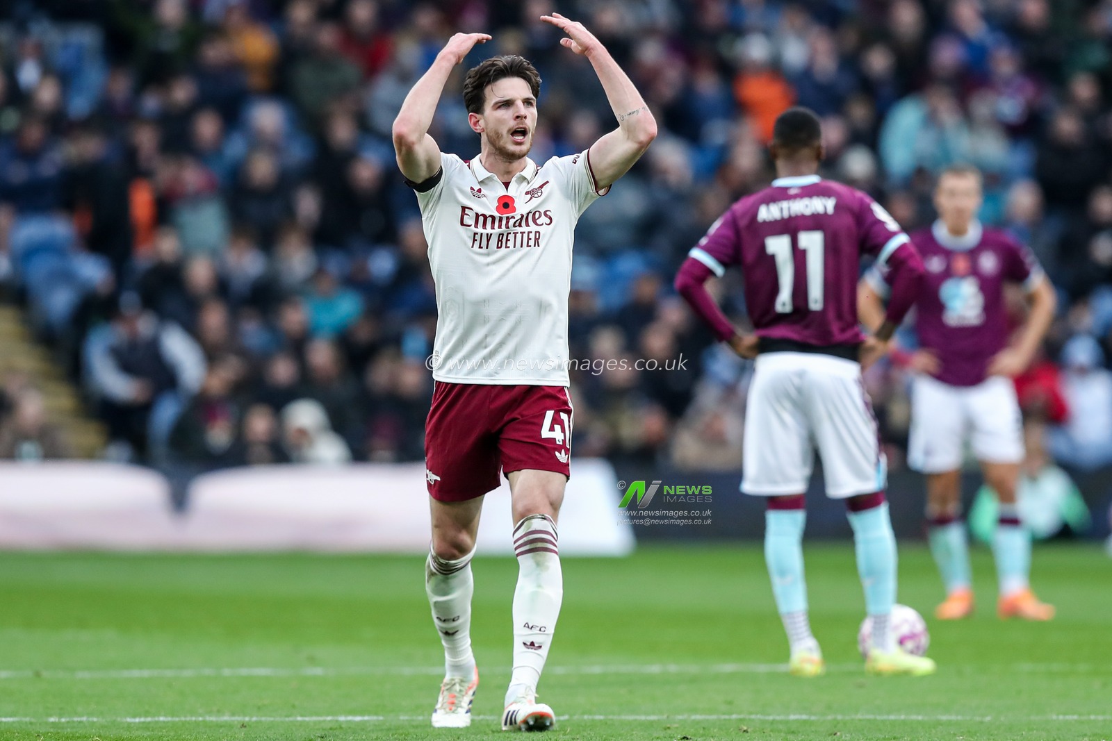 Declan Rice of Arsenal celebrates his goal to make it 0-2 during the Premier League match Burnley vs Arsenal at Turf Moor, Burnley, United Kingdom, 1st November 2025

(Photo by Jorge Horsted/News Images)

*** GER AUT SUI OUT ***