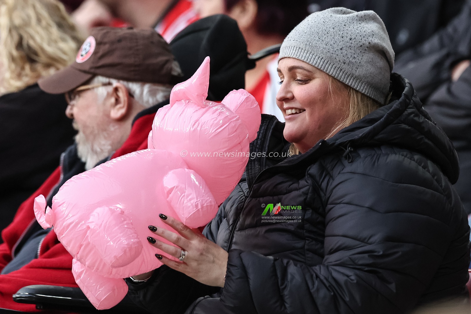 A United fan looks as her pig and smiles as United win 1-0 during the Sky Bet Championship match Sheffield United vs Sheffield Wednesday at Bramall Lane, Sheffield, United Kingdom, 10th November 2024

(Photo by Mark Cosgrove/News Images)