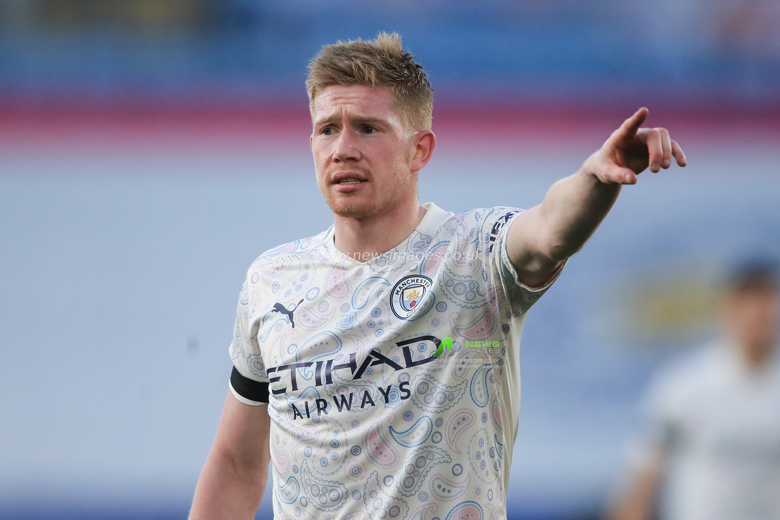 Kevin De Bruyne #17 of Manchester City gives his team instructions