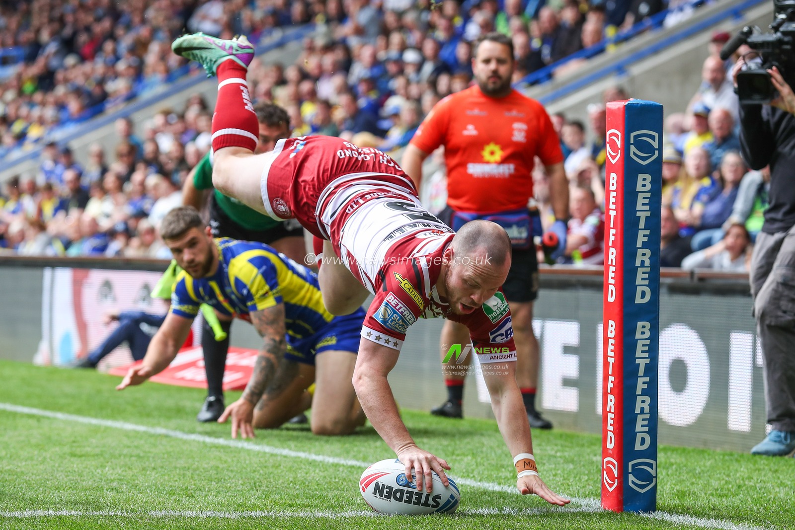 Liam Marshall of Wigan Warriors goes over for a try but is later ruled out during the Betfred Super League Round 13 match Warrington Wolves vs Wigan Warriors at Halliwell Jones Stadium, Warrington, United Kingdom, 1st June 2024

(Photo by Gareth Evans/News Images)