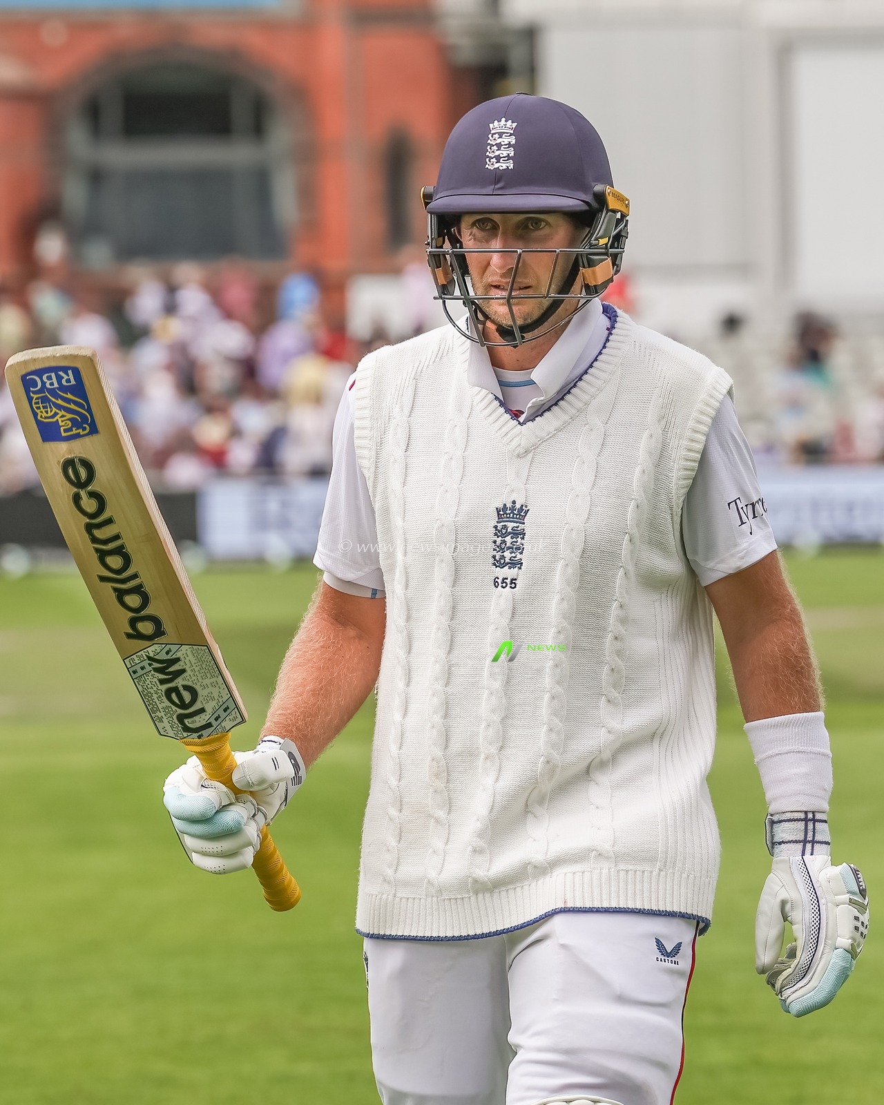 Joe Root of England salutes the fans with his bat as he leaves the field of play at tea during the 4th Rothesay Test Match match Day 3 England vs India at Old Trafford Cricket Ground, Manchester, United Kingdom, 25th July 2025

(Photo by Mark Cosgrove/News Images)