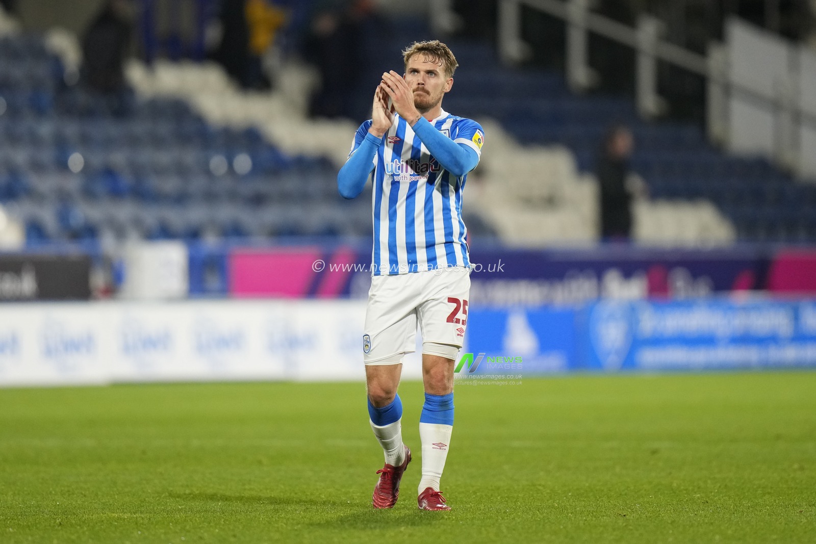Danny Ward #25 of Huddersfield Town salutes the fans after the Sky Bet Championship match Huddersfield Town vs Preston North End at John Smith's Stadium, Huddersfield, United Kingdom, 18th October 2022

(Photo by Steve Flynn/News Images)