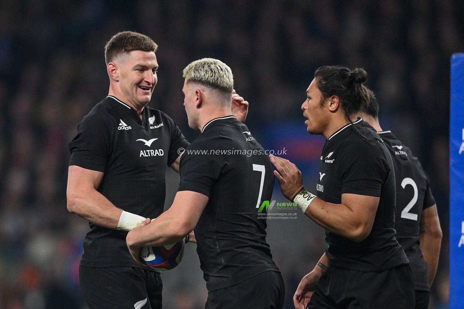 New Zealand celebrate Dalton Papali'i of New Zealand  try during the Autumn internationals match England vs New Zealand at Twickenham Stadium, Twickenham, United Kingdom, 19th November 2022

(Photo by Craig Thomas/News Images)