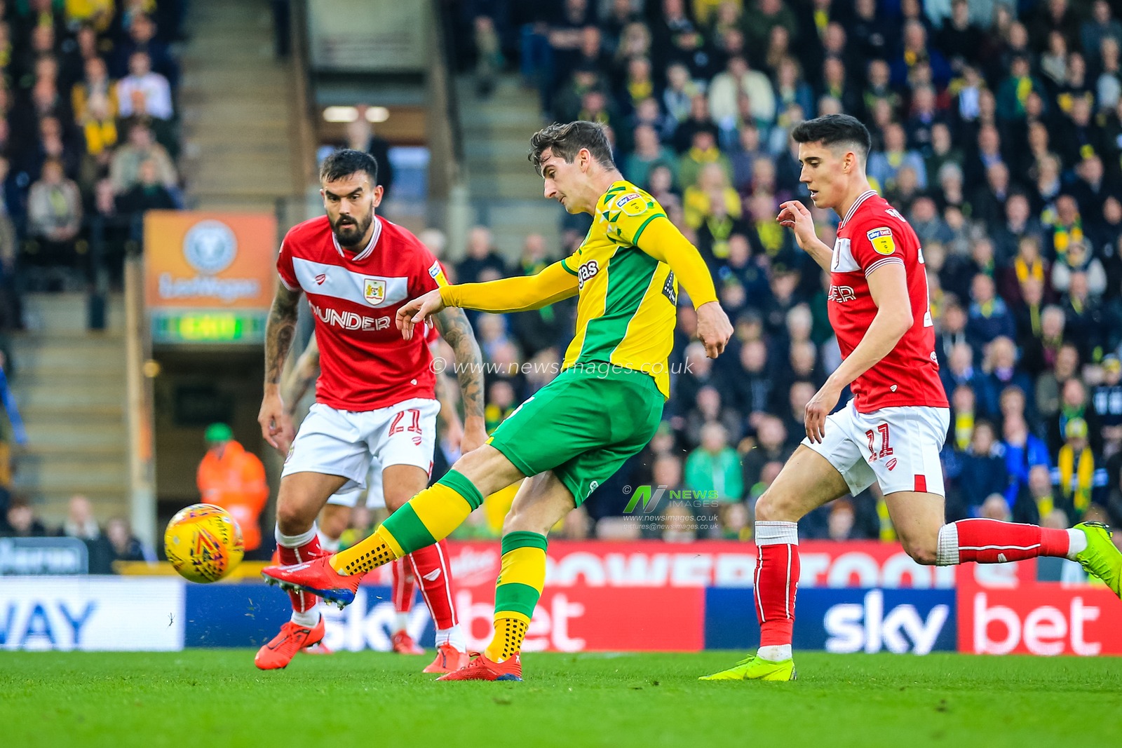 23rd February 2019, Carrow Road, Norfolk, England; Sky Bet Championship, Norwich City vs Bristol City ;   Kenny McLean (23) of Norwich City scores to regain the lead against Bristol and make it 3-2.


Credit: Georgie Kerr/News Images

English Football League images are subject to DataCo Licence