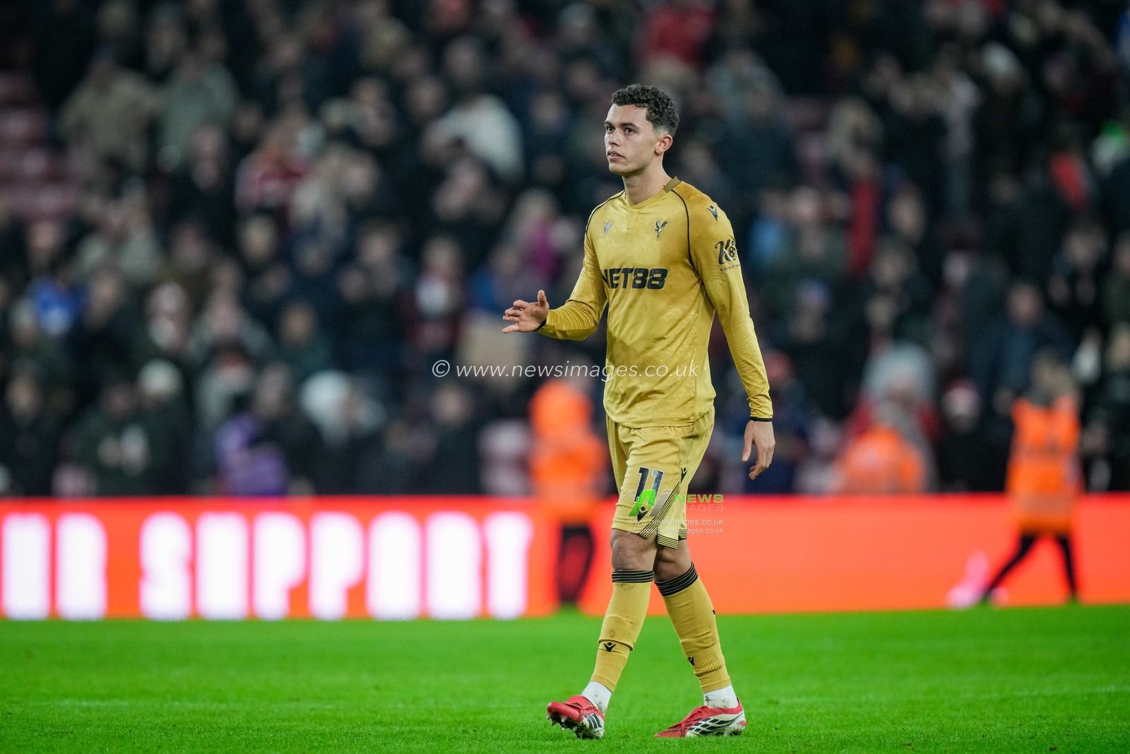 Brennan Johnson of Crystal Palace walks over dejected to travelling fans to applaud them at full time during the Premier League match Sunderland vs Crystal Palace at Stadium Of Light, Sunderland, United Kingdom, 17th January 2026

(Photo by Maynard Manyowa/News Images)