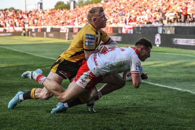 Tom Davies of Hull KR goes over for a try during the Betfred Super League round 15 match Castleford Tigers vs Hull KR at The Mend-A-Hose Jungle, Castleford, United Kingdom, 19th June 2025

(Photo by Alfie Cosgrove/News Images)