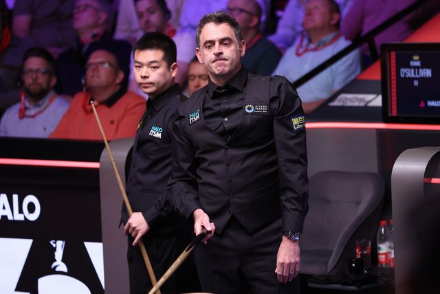 Ronnie O'Sullivan and Pang Junxu during the game against Pang Junxu during the 2025 Halo World Snooker Championship at the Crucible Theatre, Sheffield, United Kingdom, 26th April 2025