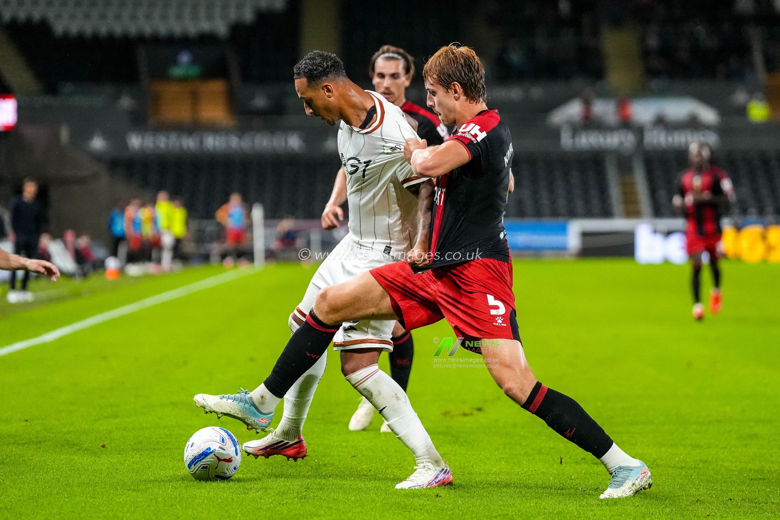 Adam Idah of Swansea City under pressure from Hector Kyprianou of Watford during the Sky Bet Championship match Swansea City vs Watford at Swansea.com Stadium, Swansea, United Kingdom on 01 September 2026

(Photo by Andrew Lewis/News Images)