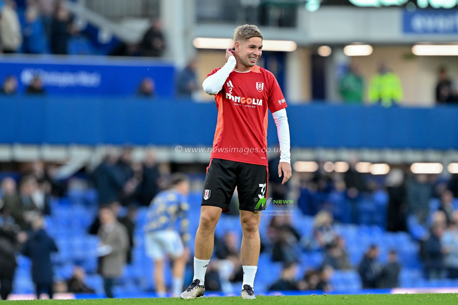 Emile Smith Rowe of Fulham warms up ahead of the Premier League match Everton vs Fulham at Goodison Park, Liverpool, United Kingdom, 26th October 2024

(Photo by Cody Froggatt/News Images)