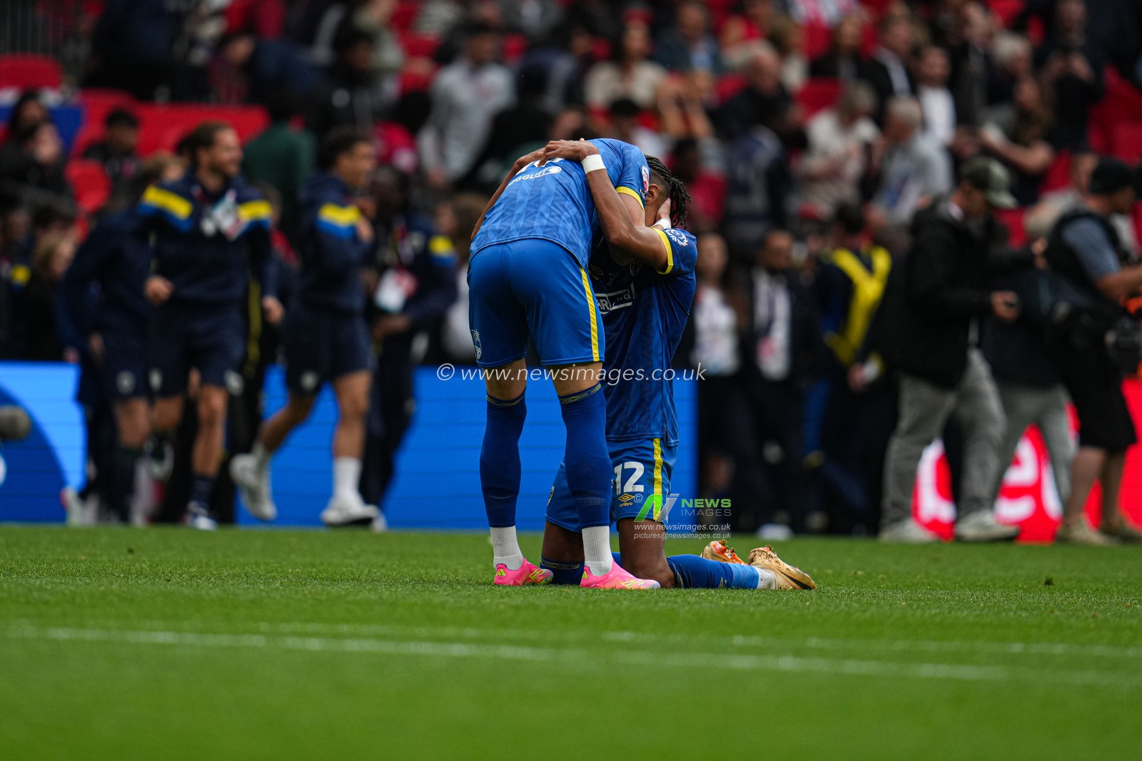 Wimbledon celebrate win during the Sky Bet League 2 Playoff Final match AFC Wimbledon vs Walsall at Wembley Stadium, London, United Kingdom, 26th May 2025

(Photo by Harvey Murphy/News Images)