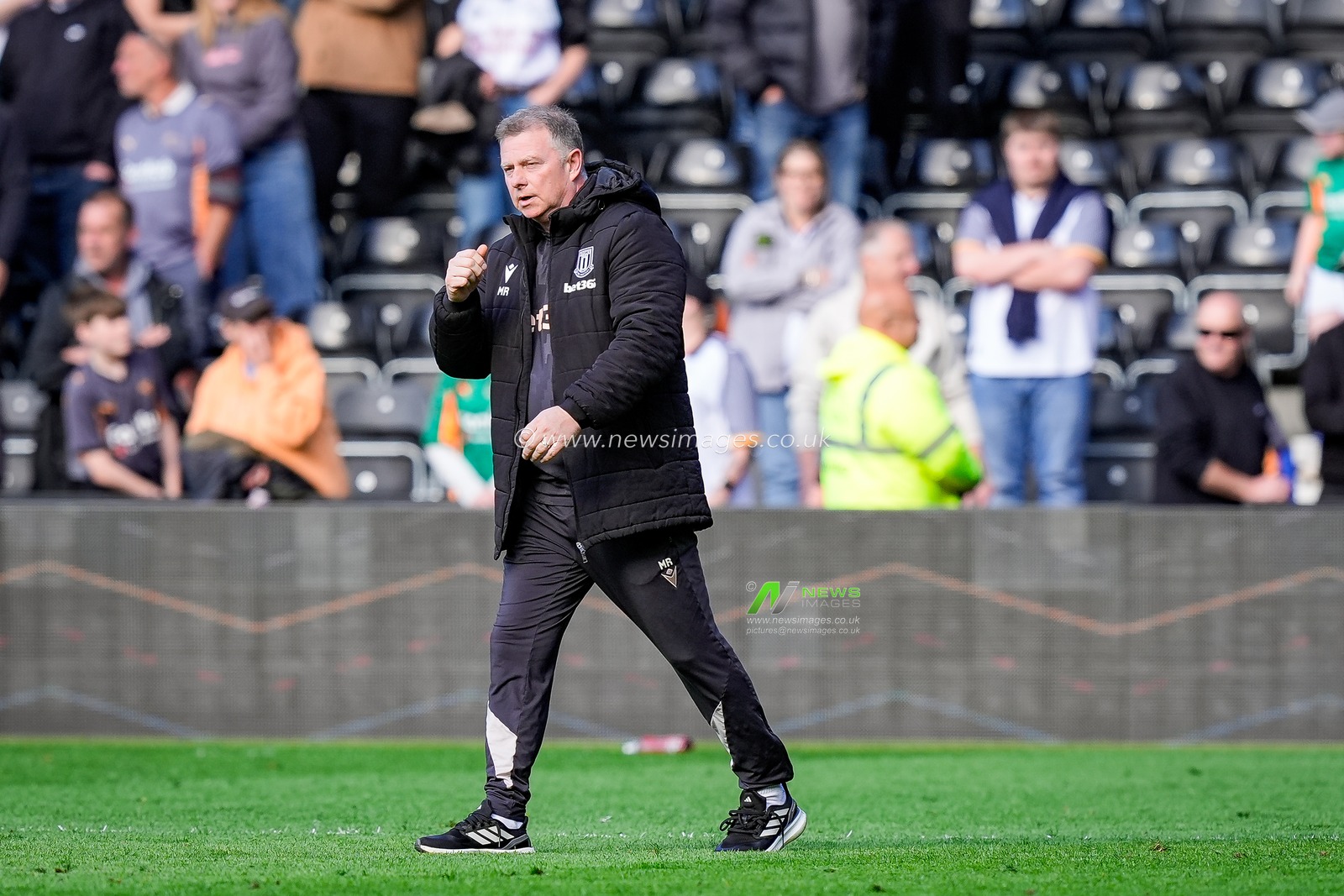 Mark Robins manager of Stoke City applauds the fans after the final whistle  during the Sky Bet Championship match Derby County vs Stoke City at Pride Park Stadium, Derby, United Kingdom on 06 April 2026

(Photo by Maynard Manyowa/News Images)