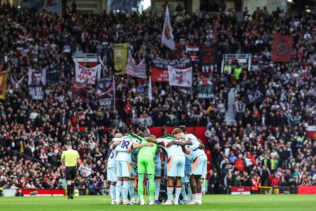 Brentford have a team huddle during the Premier League match Manchester United vs Brentford at Old Trafford, Manchester, United Kingdom on 27 April 2026

(Photo by Mark Cosgrove/News Images)