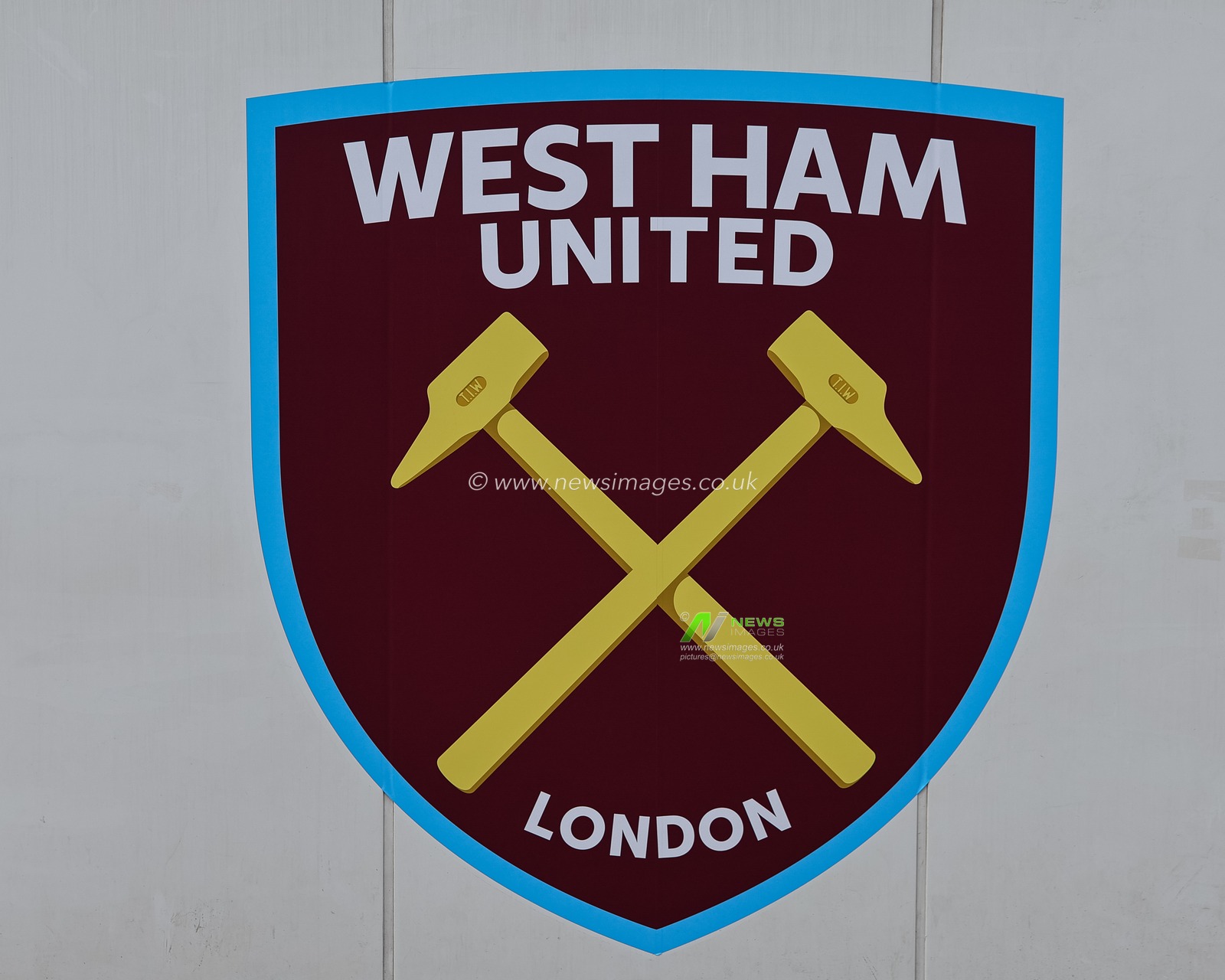 A general view West Ham badge at The London Stadium ahead of the Premier League match West Ham United vs Chelsea at London Stadium, London, United Kingdom, 20th August 2023

(Photo by Mark Cosgrove/News Images)