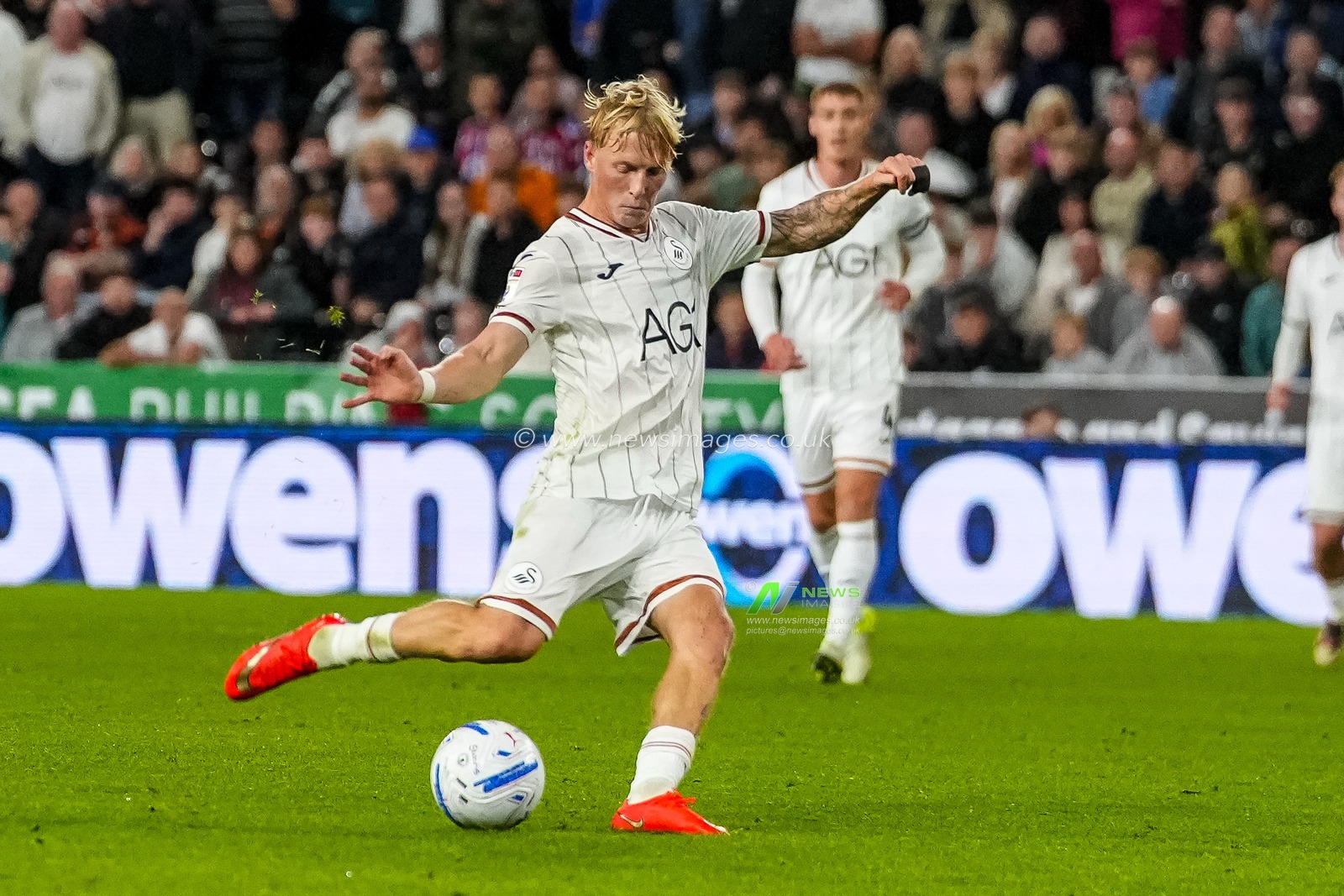 Melker Widell of Swansea City has a shot on goal during the Sky Bet Championship match Swansea City vs Watford at Swansea.com Stadium, Swansea, United Kingdom on 01 September 2026

(Photo by Andrew Lewis/News Images)