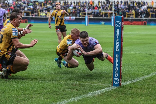 Jake Thewlis of Warrington Wolves goes over for a try during the Betfred Super League round 19 match Castleford Tigers vs Warrington Wolves at The Mend-A-Hose Jungle, Castleford, United Kingdom, 20th July 2025

(Photo by Alfie Cosgrove/News Images)