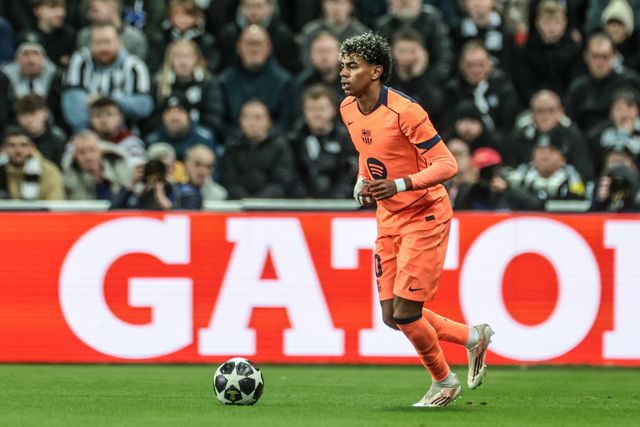 Lamine Yamal of Barcelona breaks with the ball during the UEFA Champions League Last 16 match Newcastle Untied vs Barcelona at St. James's Park, Newcastle, United Kingdom on 10 March 2026

(Photo by Mark Cosgrove/News Images)