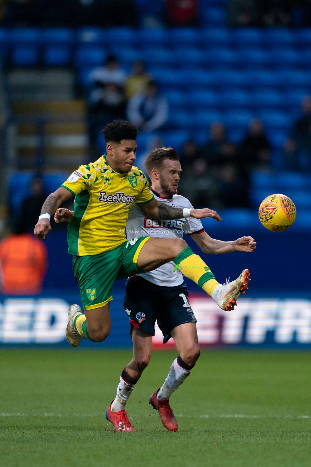 Norwich City Onel HernÃ¡ndez battles with  Bolton Wanderers Craig Noone


16th February 2019, University of Bolton Stadium, Bolton, England; Sky Bet Championship, Bolton Wonderers vs Norwich City ; 


Credit: Terry Donnelly /News Images

English Football League images are subject to DataCo Licence