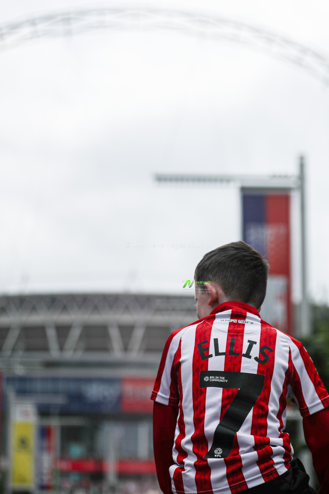 Young Sunderland fans on shoulders arriving at stadium ahead of the Sky Bet Championship Playoff Final match Sheffield United vs Sunderland at Wembley Stadium, London, United Kingdom, 24th May 2025

(Photo by Izzy Poles/News Images)