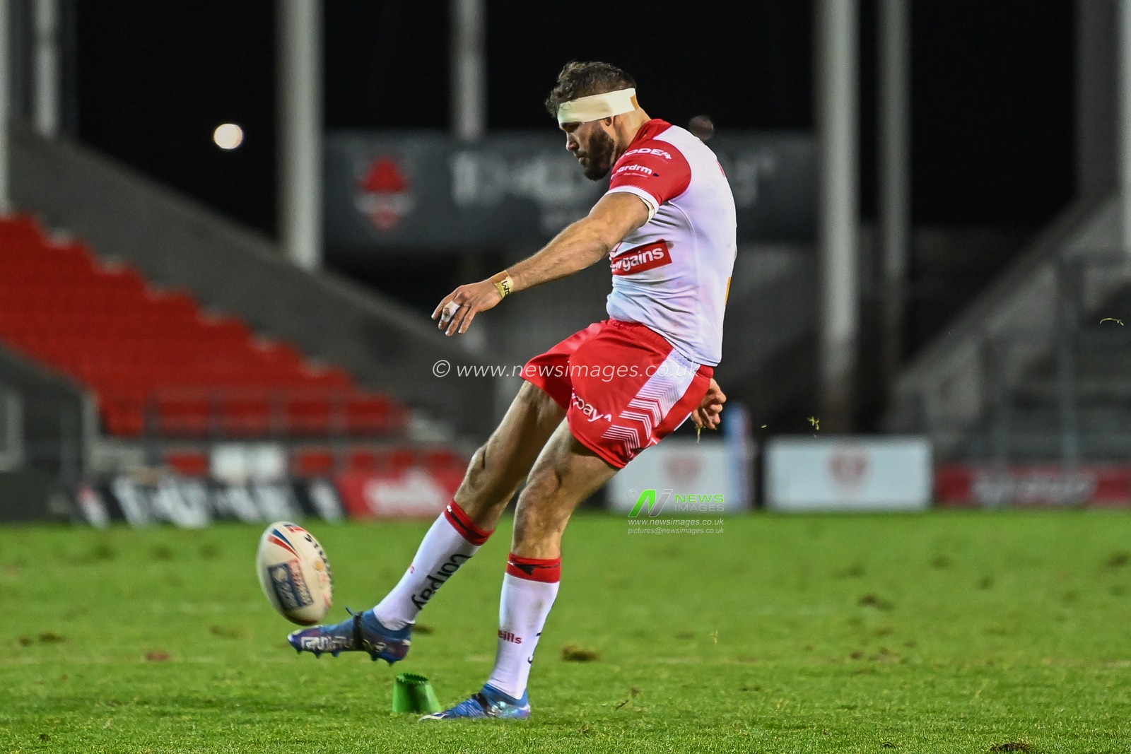 Alex Walmsley (8) of St Helens converts his sides try