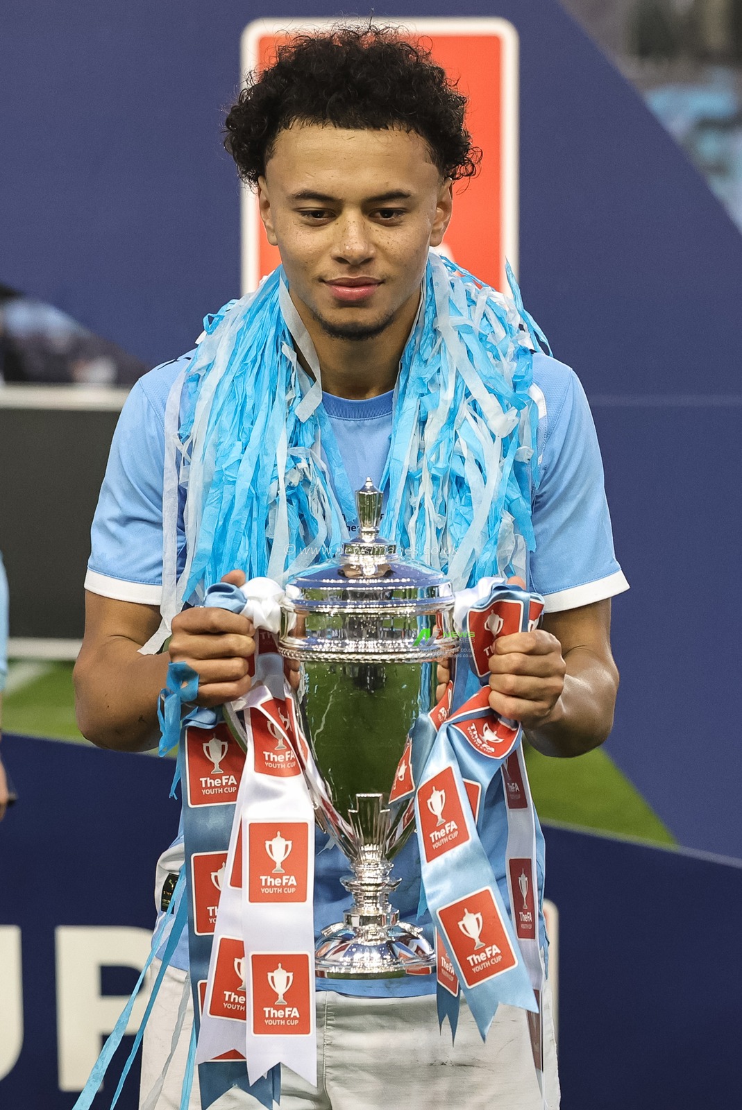 Manchester City lift The FA Youth Cup after beating Manchester United 2-1 during the FA Youth Cup Final match Manchester City U18 vs Manchester United U18 at Joie Stadium, Manchester, United Kingdom on 14 May 2026

(Photo by Mark Cosgrove/News Images)